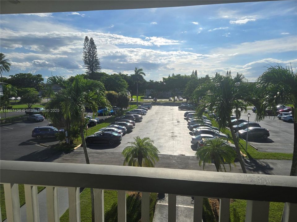 Active With Contract: $169,000 (2 beds, 2 baths, 899 Square Feet)