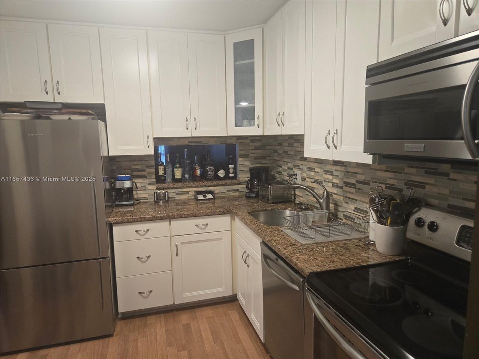 Active With Contract: $169,000 (2 beds, 2 baths, 899 Square Feet)