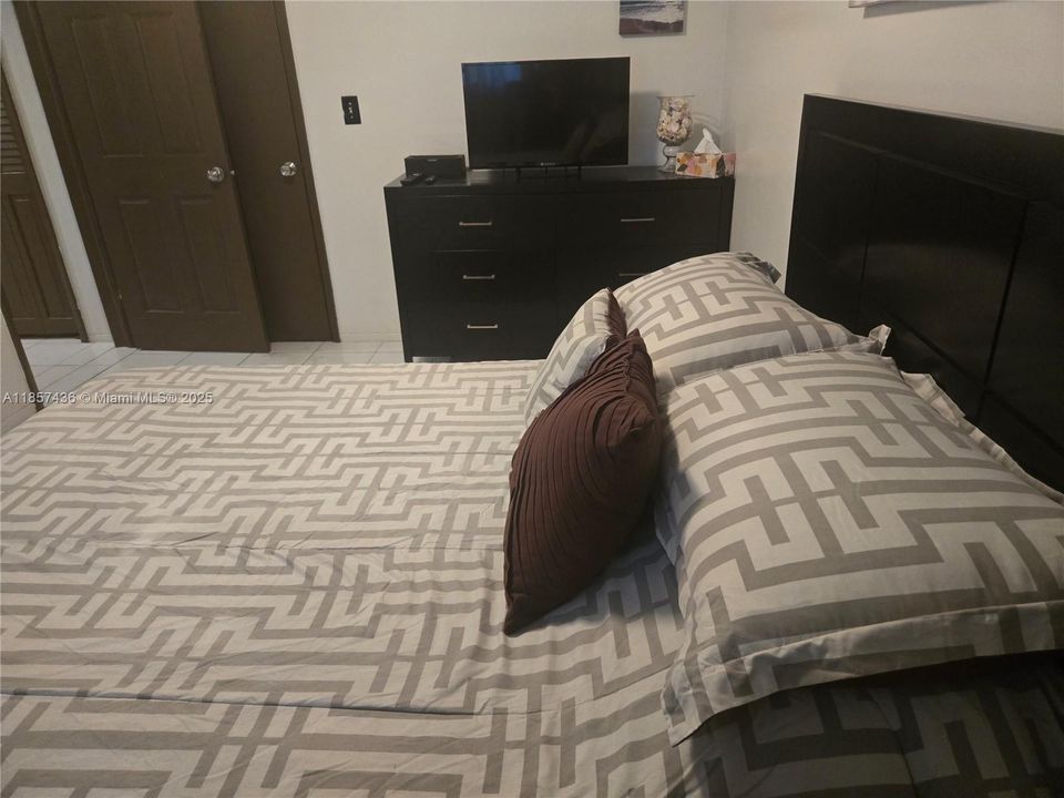 Active With Contract: $169,000 (2 beds, 2 baths, 899 Square Feet)