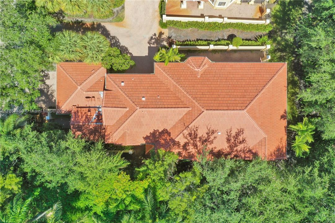 Corner unit with new roof & tons of privacy