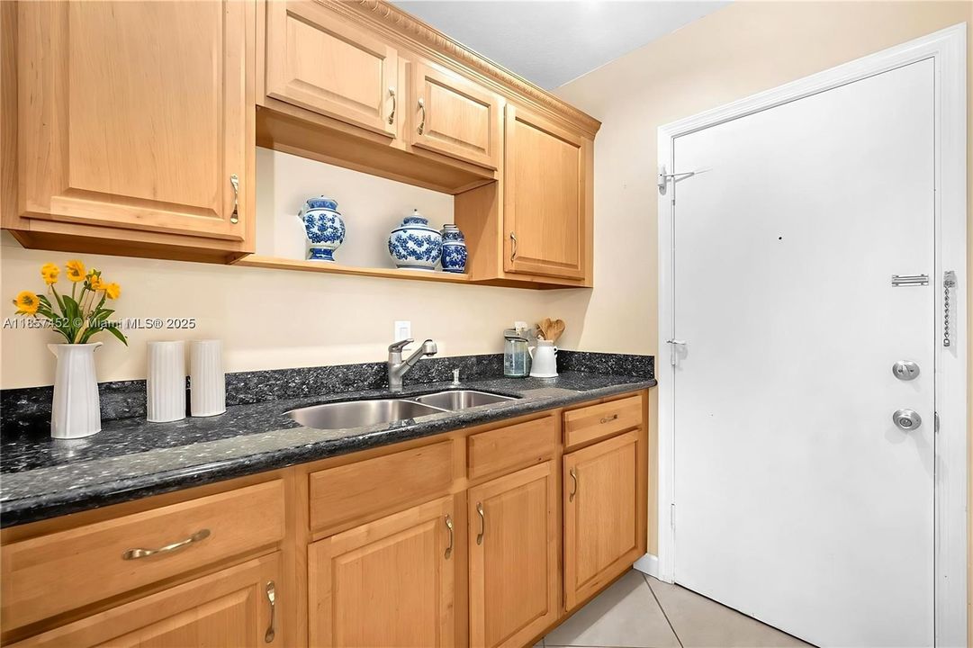 На продажу: $168,000 (2 спален, 1 ванн, 875 Квадратных фут)