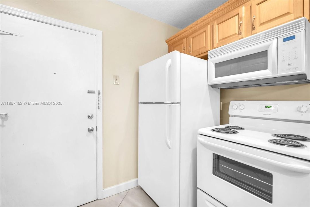 На продажу: $168,000 (2 спален, 1 ванн, 875 Квадратных фут)