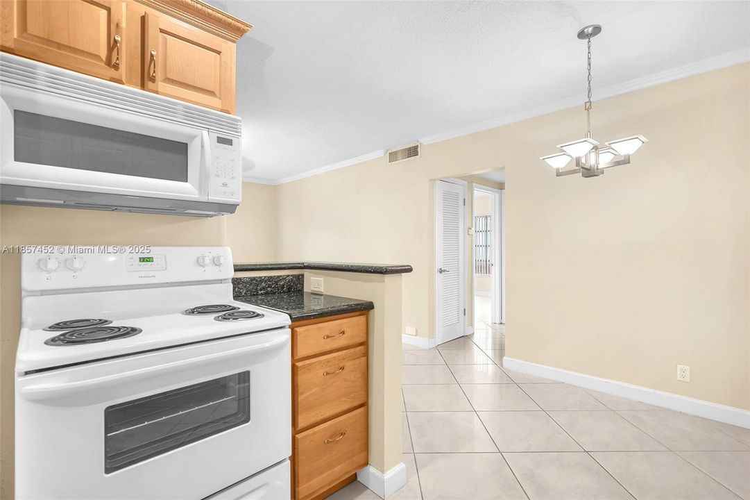 На продажу: $168,000 (2 спален, 1 ванн, 875 Квадратных фут)