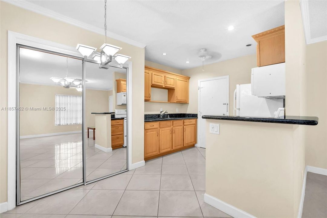 На продажу: $168,000 (2 спален, 1 ванн, 875 Квадратных фут)