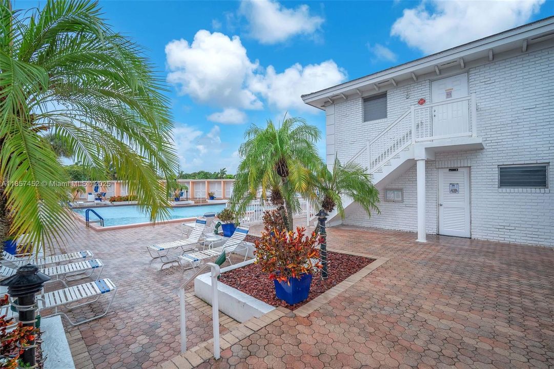 На продажу: $168,000 (2 спален, 1 ванн, 875 Квадратных фут)