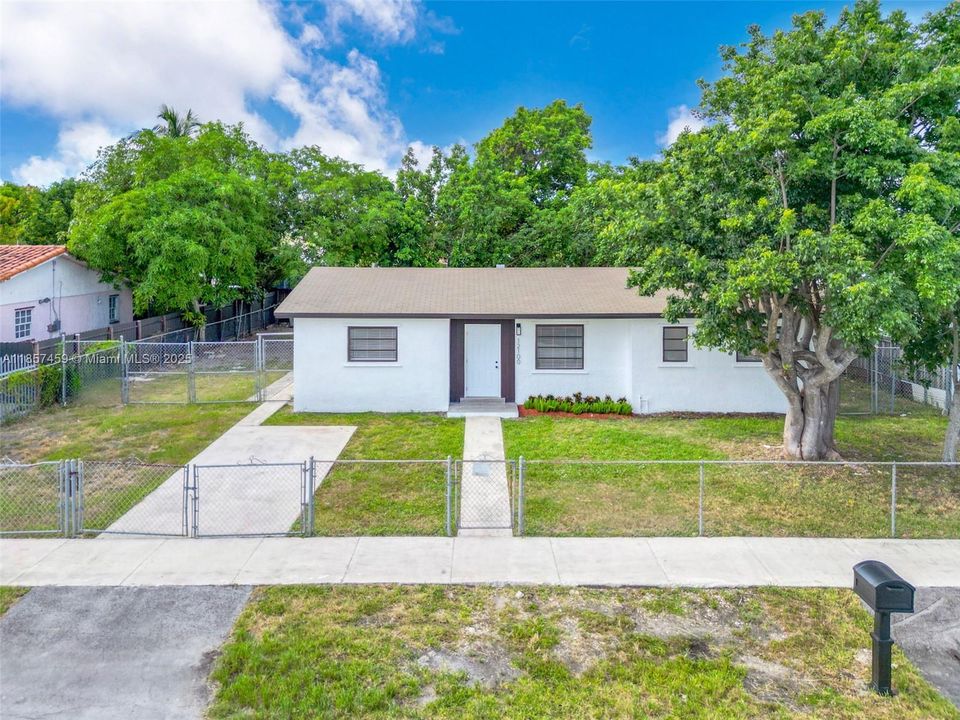 Недавно продано: $589,000 (4 спален, 2 ванн, 1272 Квадратных фут)