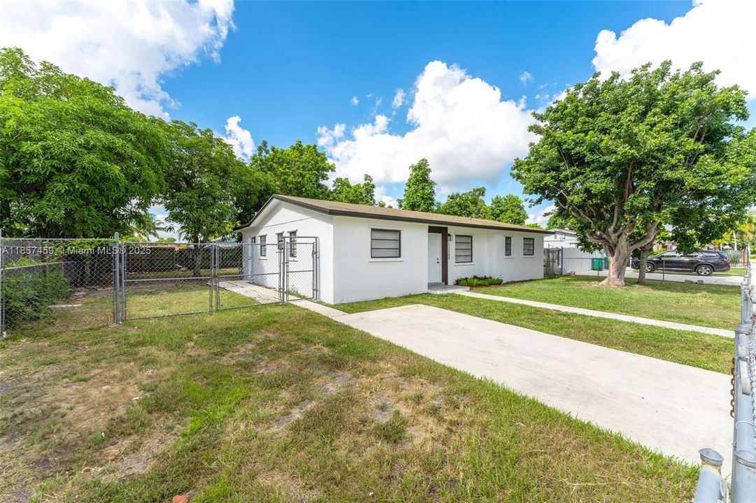 Недавно продано: $589,000 (4 спален, 2 ванн, 1272 Квадратных фут)