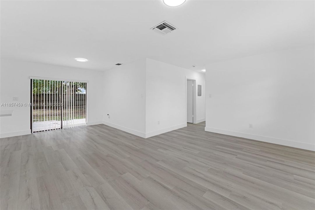 Недавно продано: $589,000 (4 спален, 2 ванн, 1272 Квадратных фут)