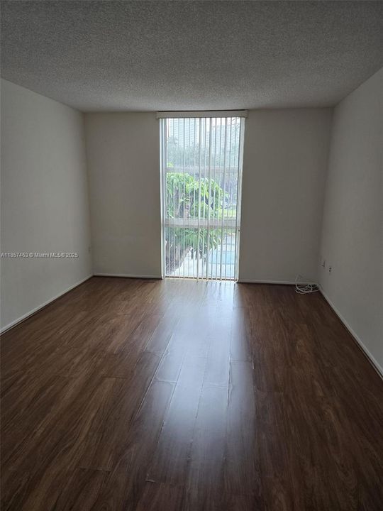 For Sale: $158,000 (1 beds, 1 baths, 720 Square Feet)