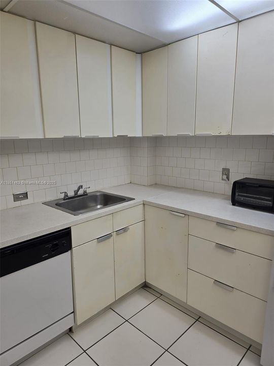 For Sale: $158,000 (1 beds, 1 baths, 720 Square Feet)