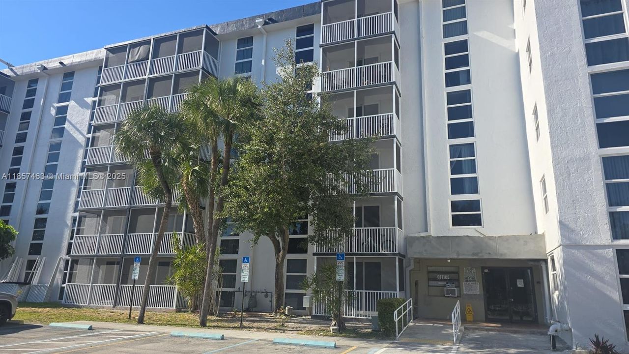 For Sale: $158,000 (1 beds, 1 baths, 720 Square Feet)