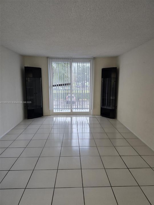 For Sale: $158,000 (1 beds, 1 baths, 720 Square Feet)