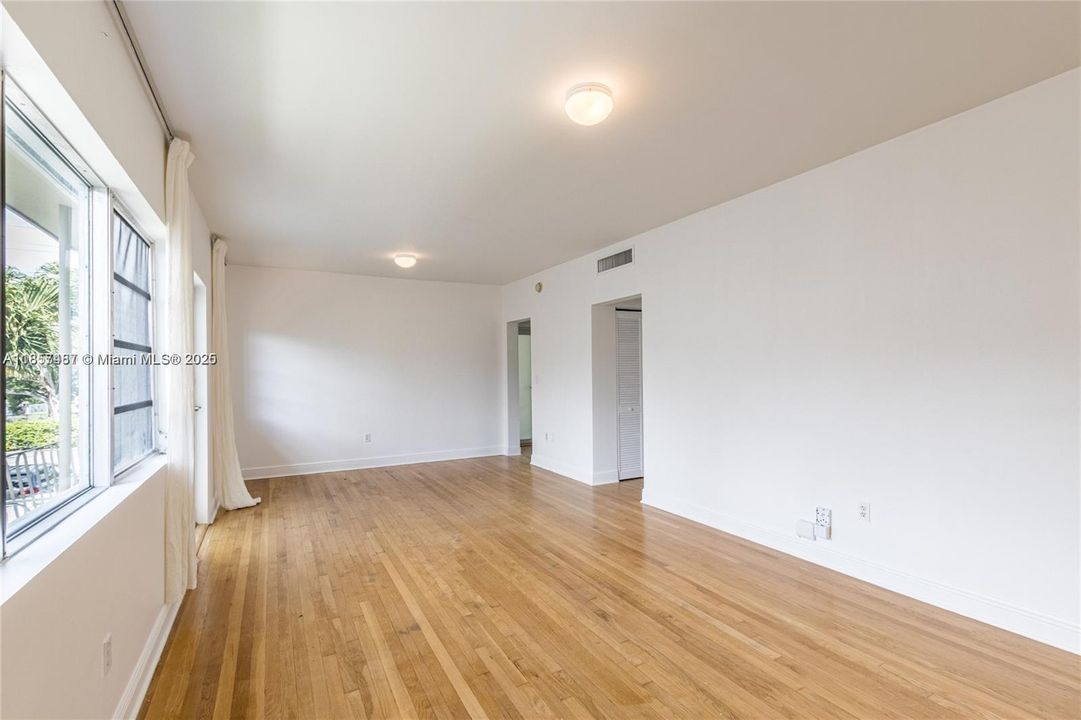 For Sale: $509,900 (1 beds, 1 baths, 664 Square Feet)