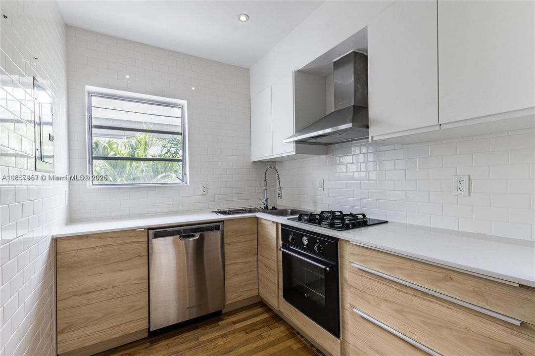 For Sale: $509,900 (1 beds, 1 baths, 664 Square Feet)