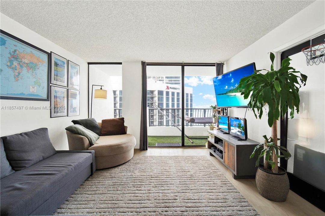 For Sale: $335,000 (1 beds, 1 baths, 860 Square Feet)