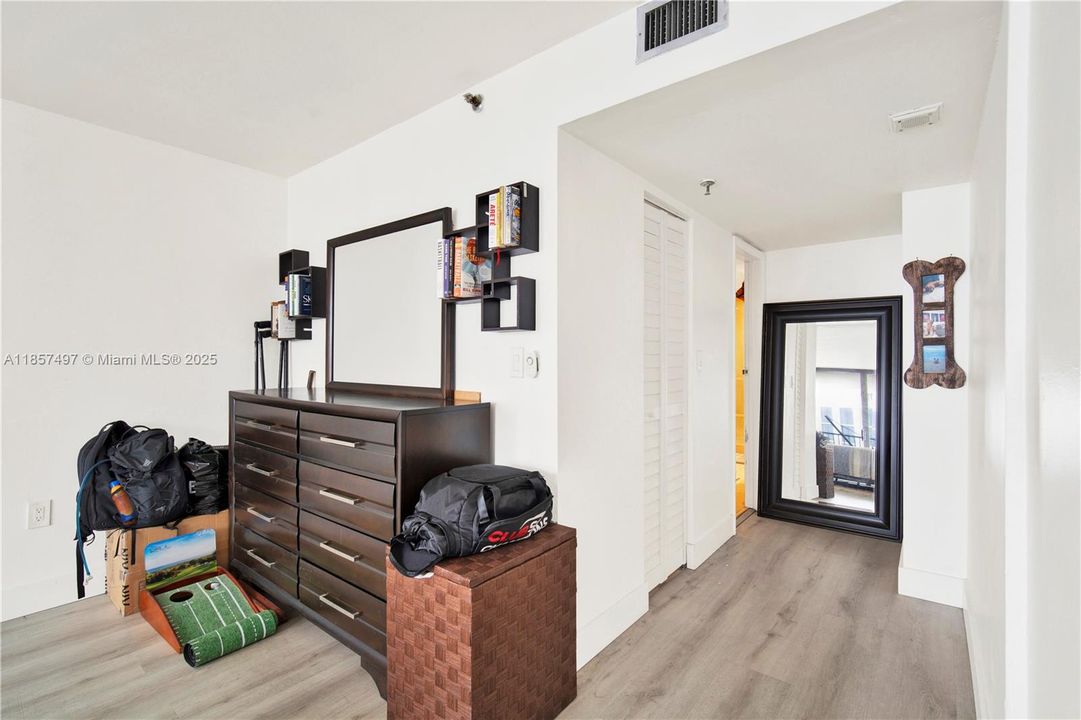 For Sale: $335,000 (1 beds, 1 baths, 860 Square Feet)