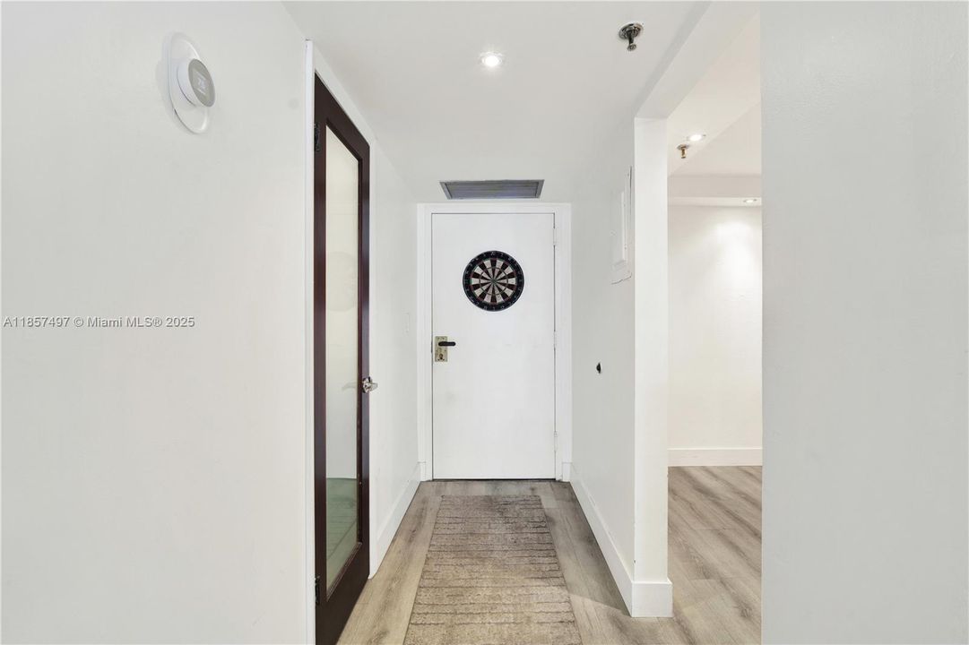 For Sale: $335,000 (1 beds, 1 baths, 860 Square Feet)