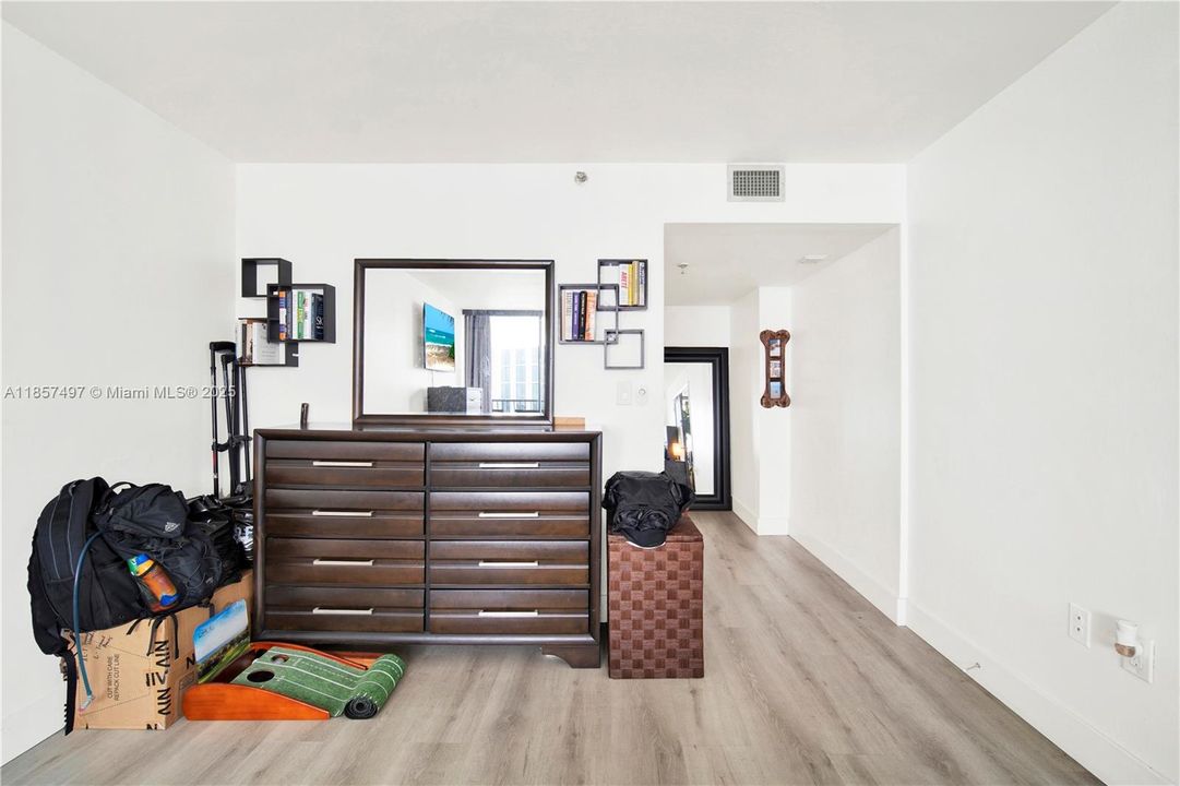 For Sale: $335,000 (1 beds, 1 baths, 860 Square Feet)