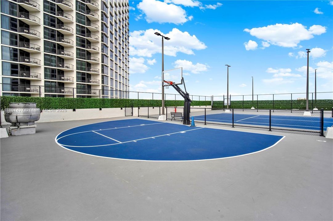 For Sale: $335,000 (1 beds, 1 baths, 860 Square Feet)