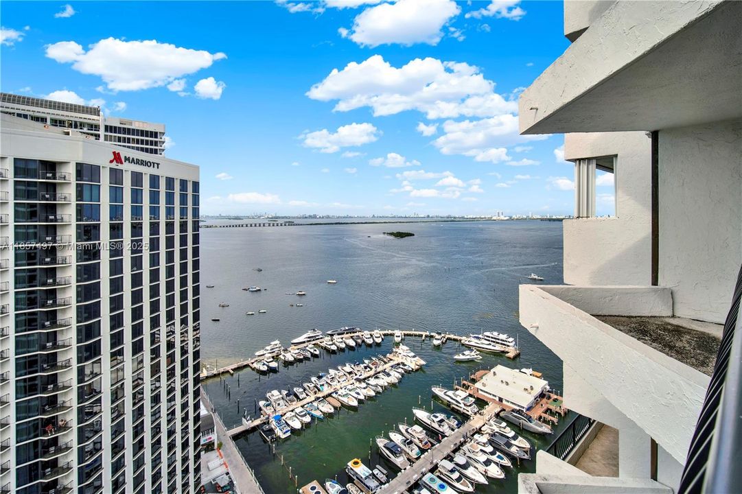 For Sale: $335,000 (1 beds, 1 baths, 860 Square Feet)