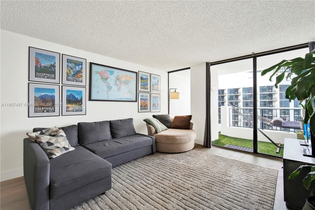 For Sale: $335,000 (1 beds, 1 baths, 860 Square Feet)