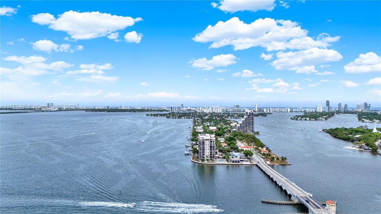 For Sale: $335,000 (1 beds, 1 baths, 860 Square Feet)