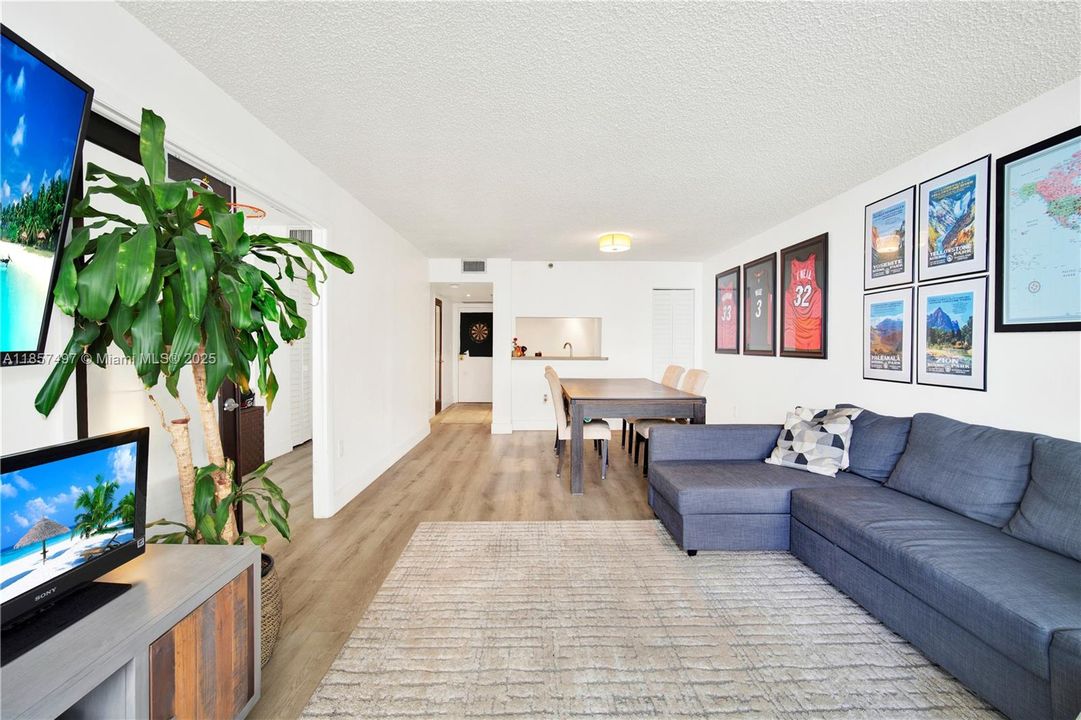 For Sale: $335,000 (1 beds, 1 baths, 860 Square Feet)