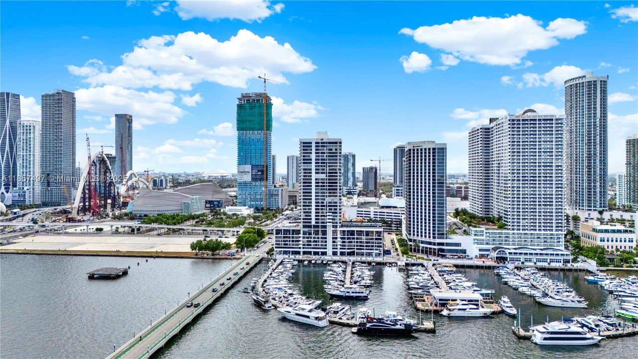 For Sale: $335,000 (1 beds, 1 baths, 860 Square Feet)