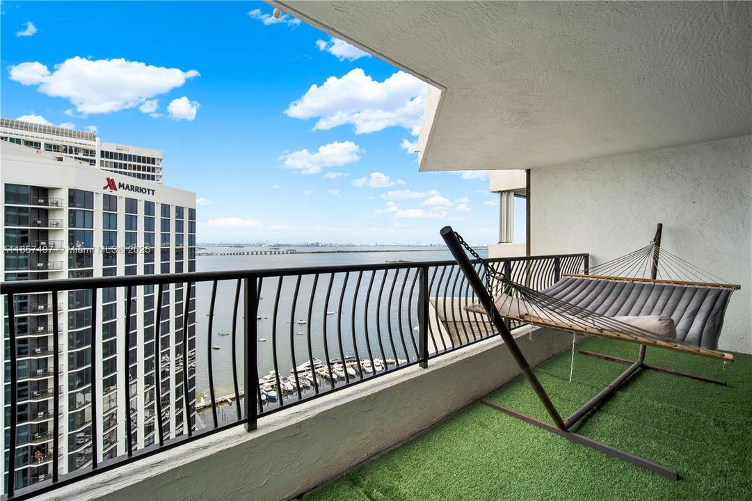 For Sale: $335,000 (1 beds, 1 baths, 860 Square Feet)