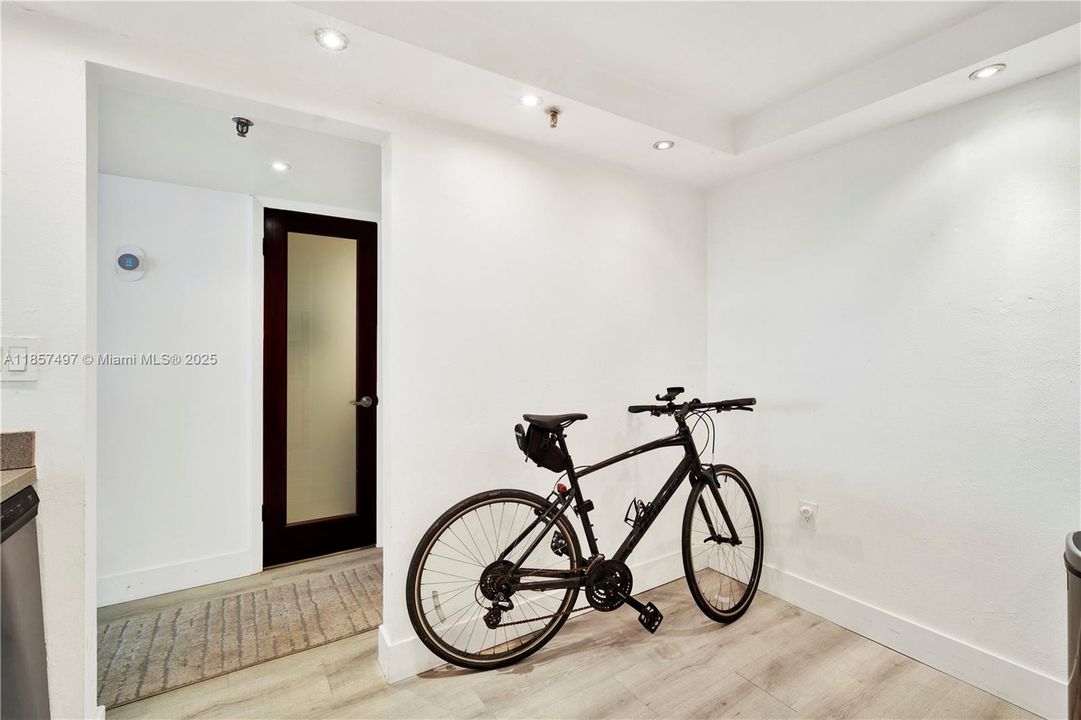 For Sale: $335,000 (1 beds, 1 baths, 860 Square Feet)