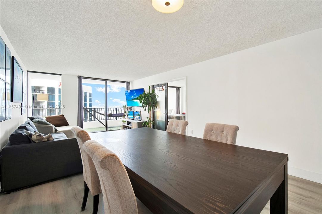 For Sale: $335,000 (1 beds, 1 baths, 860 Square Feet)