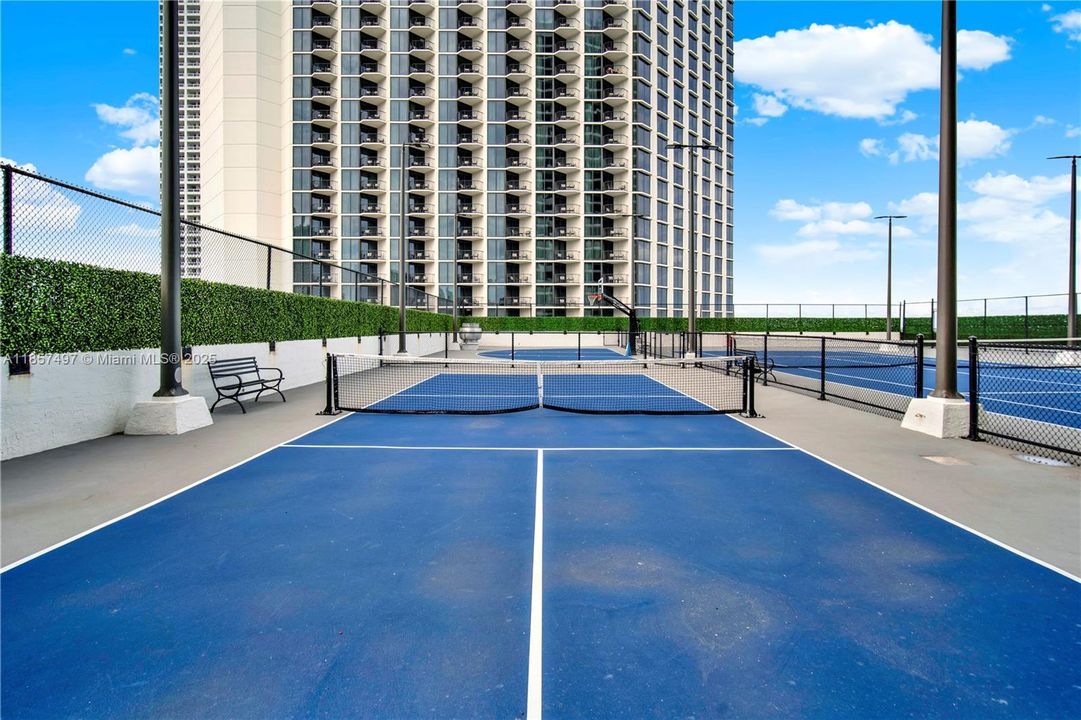 For Sale: $335,000 (1 beds, 1 baths, 860 Square Feet)