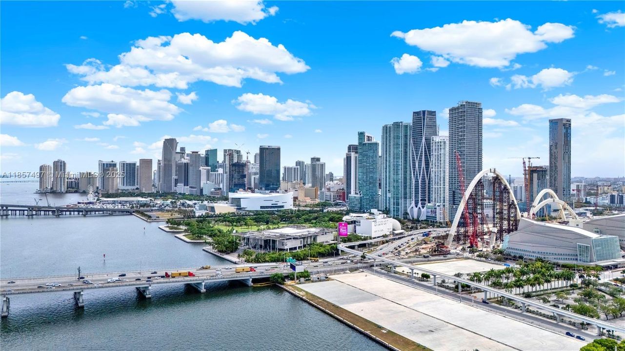 For Sale: $335,000 (1 beds, 1 baths, 860 Square Feet)