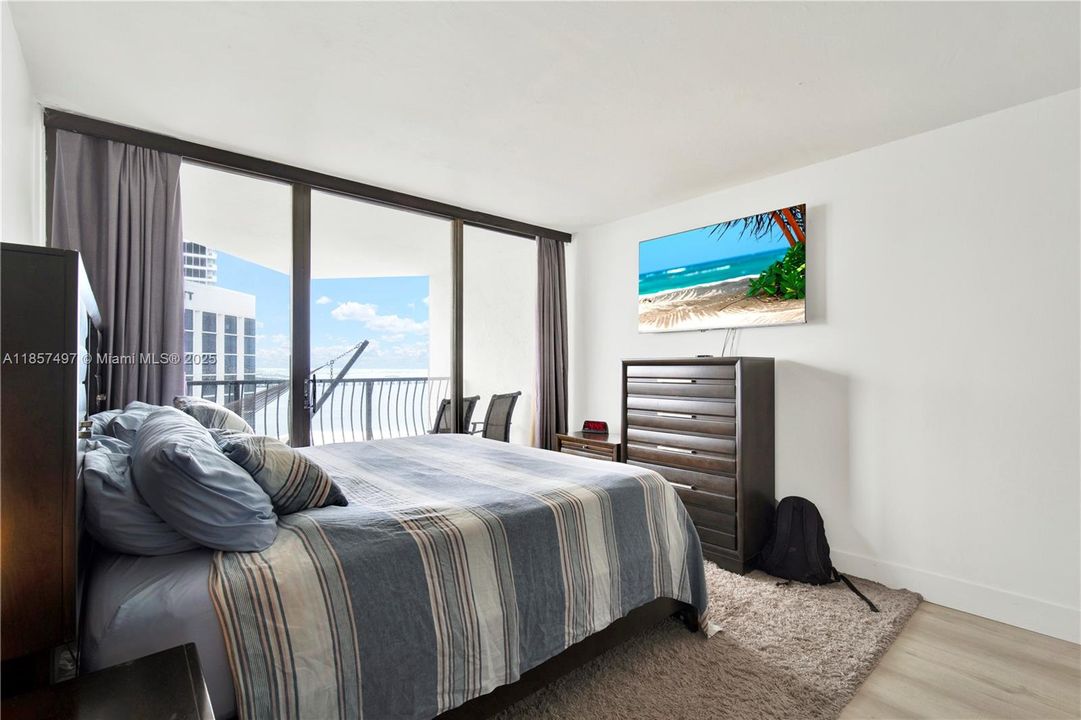 For Sale: $335,000 (1 beds, 1 baths, 860 Square Feet)