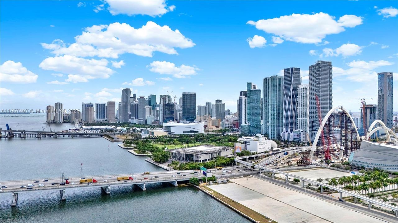 For Sale: $335,000 (1 beds, 1 baths, 860 Square Feet)