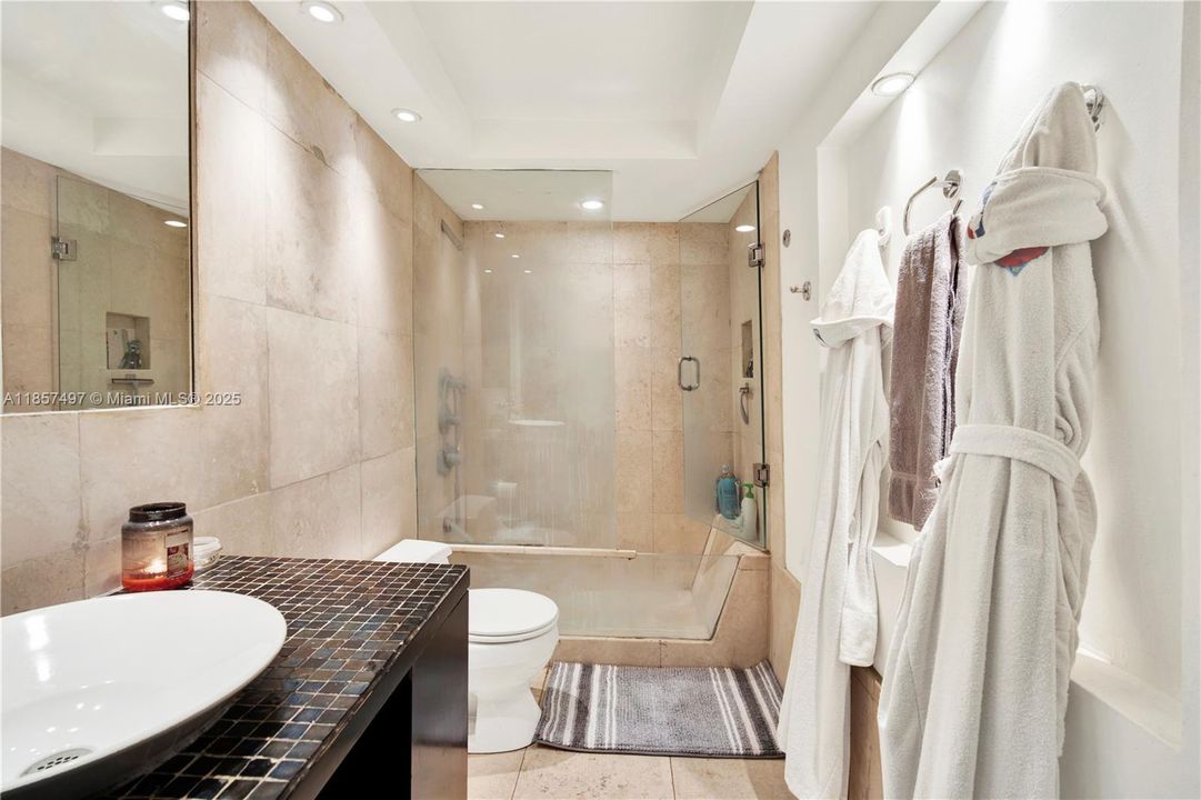 For Sale: $335,000 (1 beds, 1 baths, 860 Square Feet)