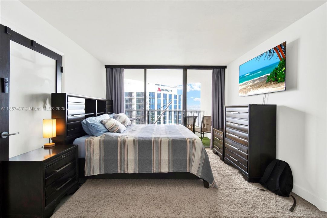 For Sale: $335,000 (1 beds, 1 baths, 860 Square Feet)