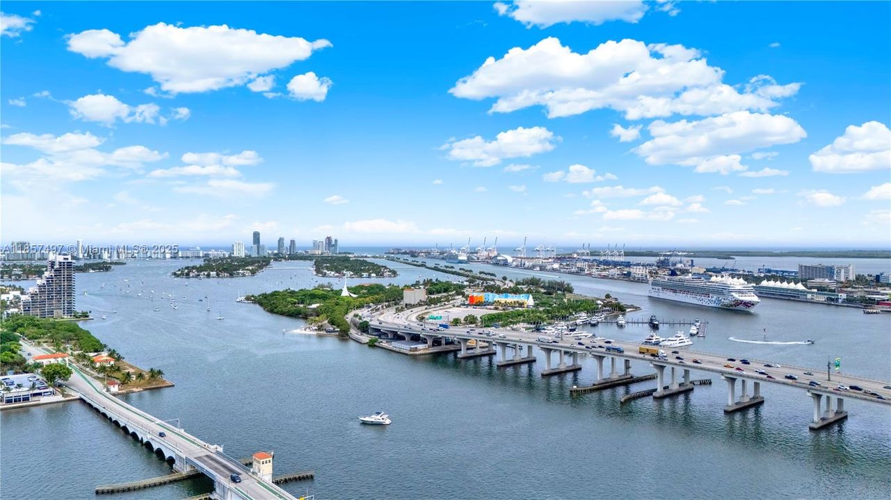 For Sale: $335,000 (1 beds, 1 baths, 860 Square Feet)