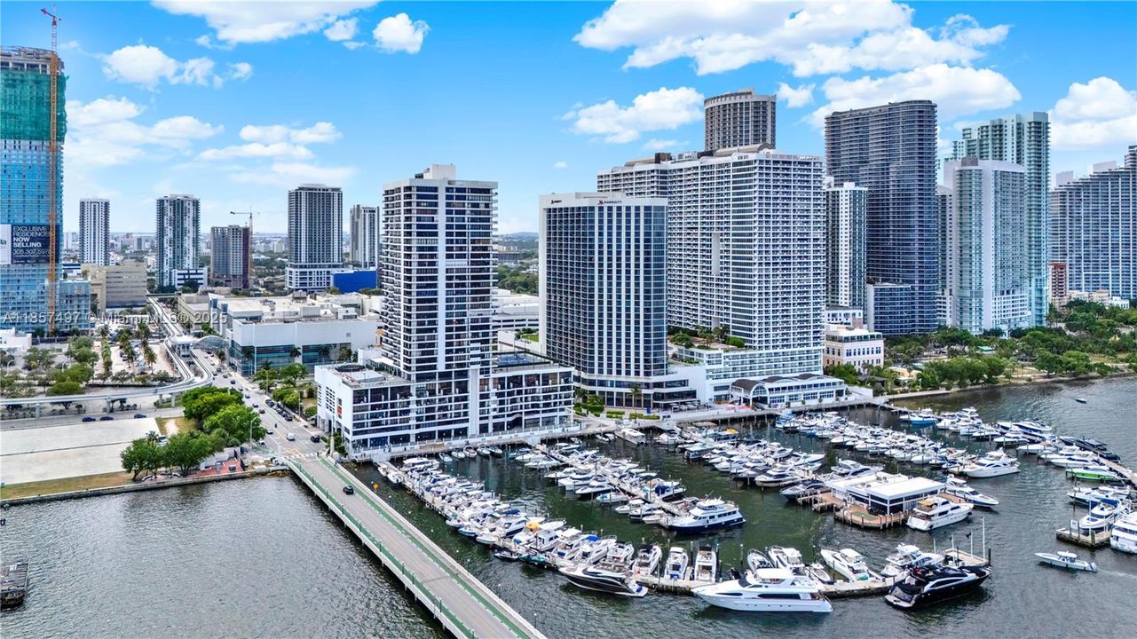 For Sale: $335,000 (1 beds, 1 baths, 860 Square Feet)