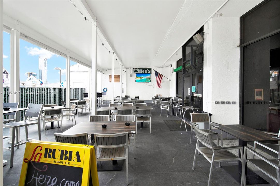 For Sale: $335,000 (1 beds, 1 baths, 860 Square Feet)