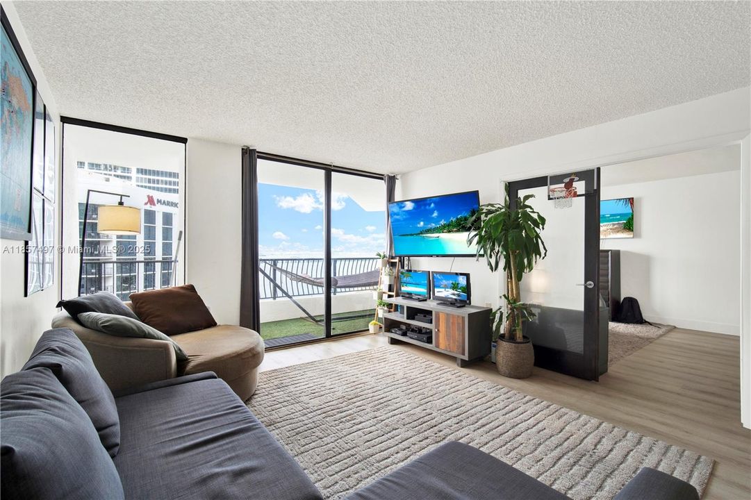 For Sale: $335,000 (1 beds, 1 baths, 860 Square Feet)