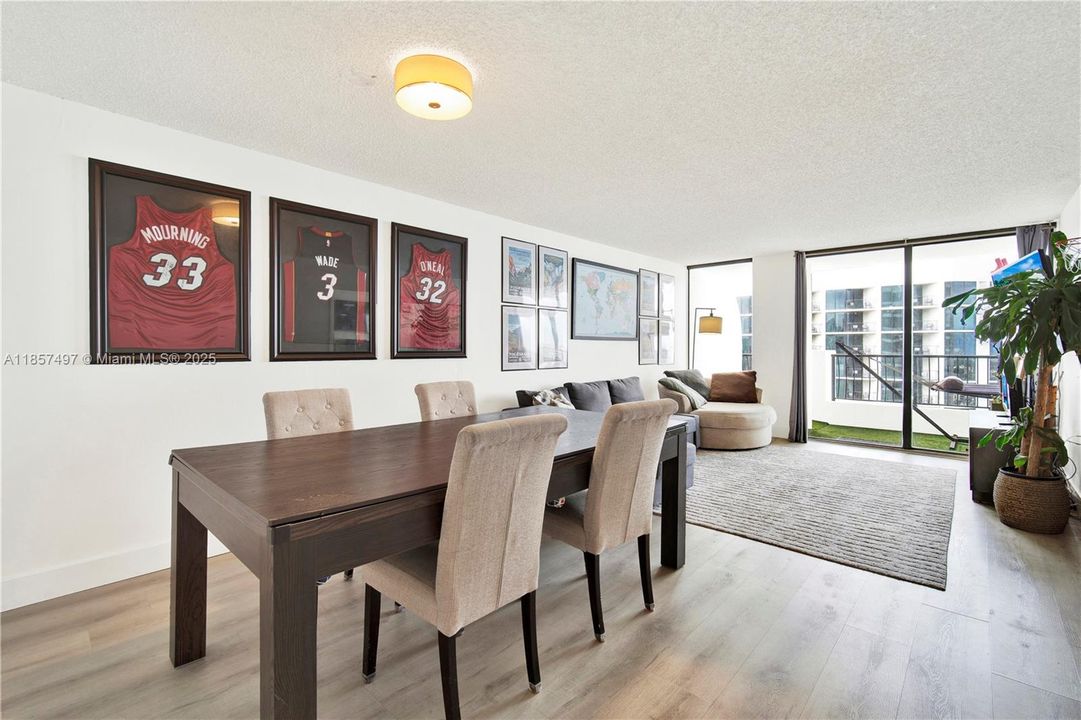 For Sale: $335,000 (1 beds, 1 baths, 860 Square Feet)