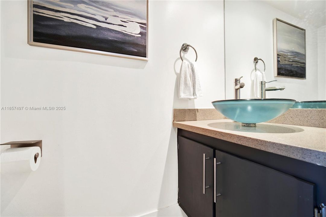 For Sale: $335,000 (1 beds, 1 baths, 860 Square Feet)