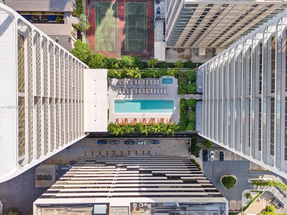 Recently Sold: $1,495,000 (2 beds, 2 baths, 1300 Square Feet)