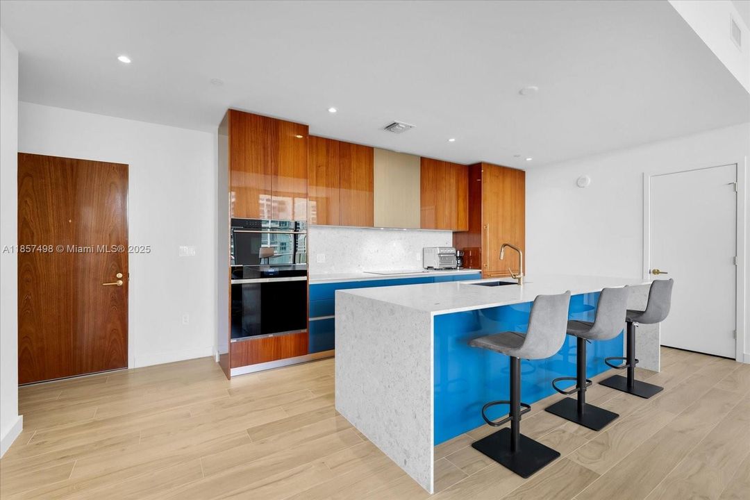Recently Sold: $1,495,000 (2 beds, 2 baths, 1300 Square Feet)