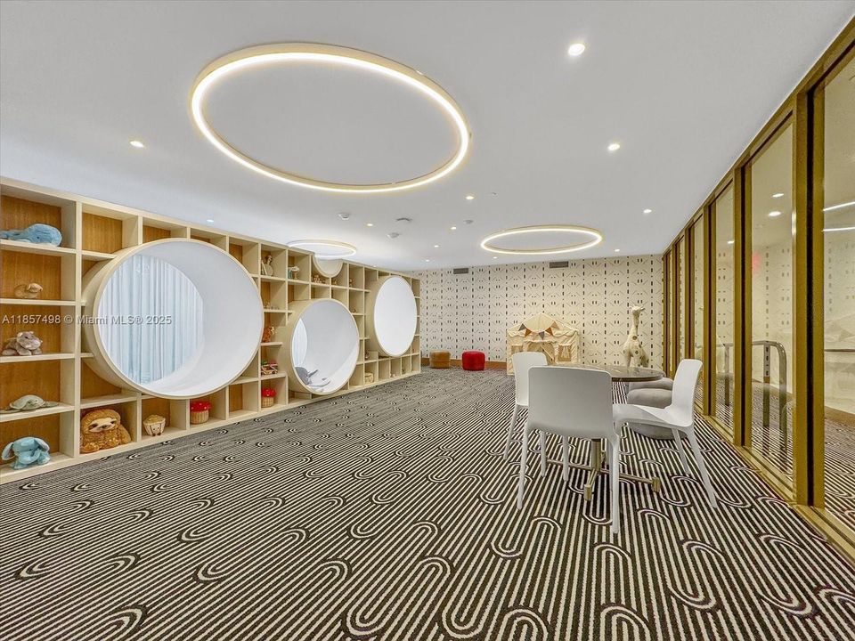 Recently Sold: $1,495,000 (2 beds, 2 baths, 1300 Square Feet)