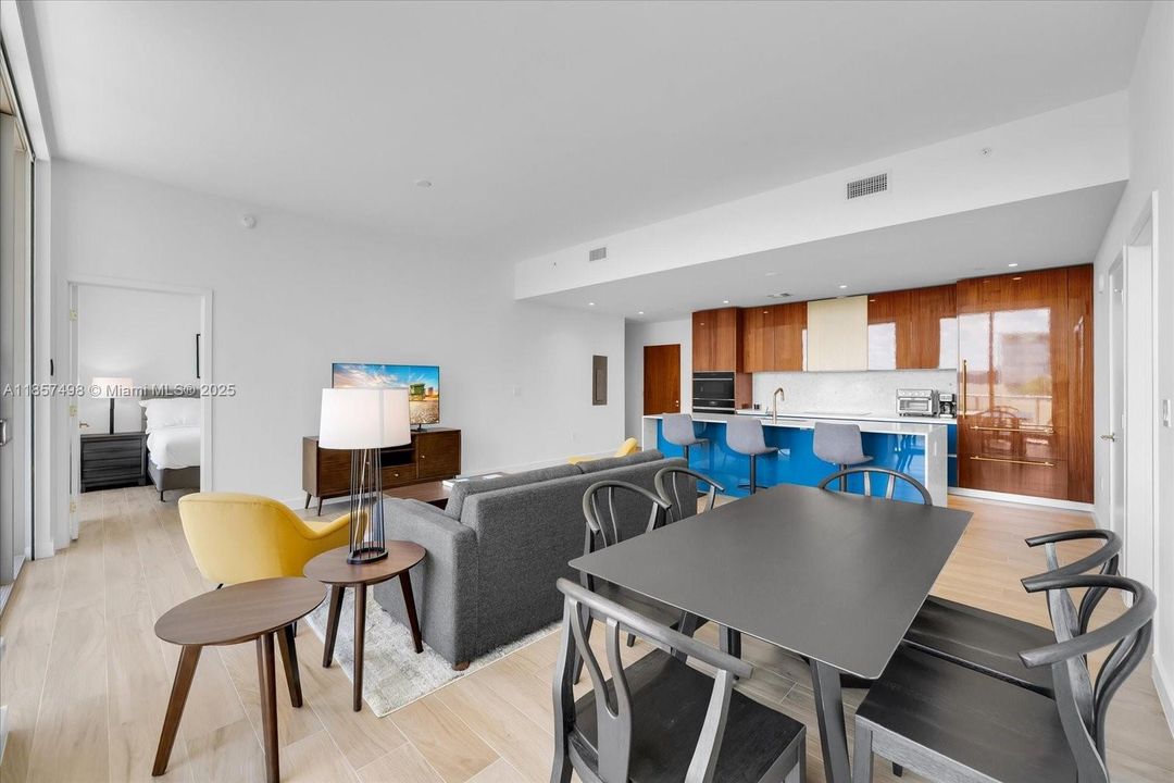 Recently Sold: $1,495,000 (2 beds, 2 baths, 1300 Square Feet)