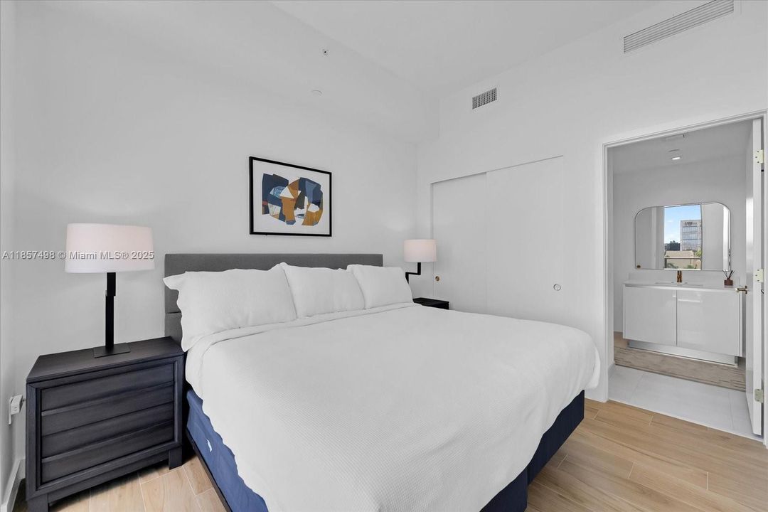 Recently Sold: $1,495,000 (2 beds, 2 baths, 1300 Square Feet)
