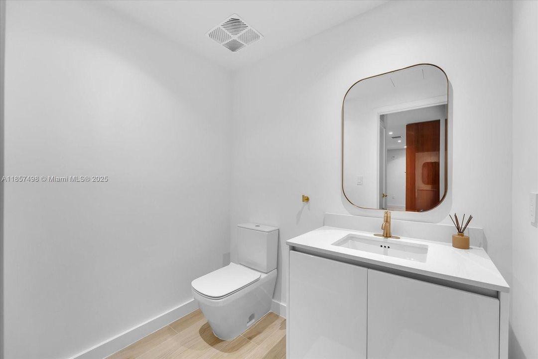 Recently Sold: $1,495,000 (2 beds, 2 baths, 1300 Square Feet)