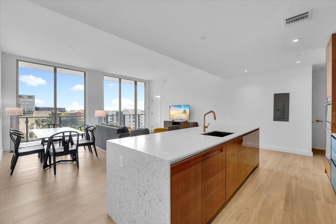 Recently Sold: $1,495,000 (2 beds, 2 baths, 1300 Square Feet)